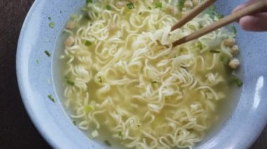 Yemek çubuklarıyla hazır erişte yemek, hızlı yemek konsepti.