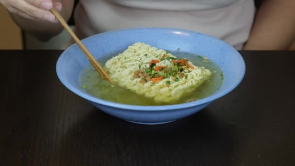 インスタント卵麺を調理する女性,野菜を追加,スパイスや沸騰水 — ストック動画