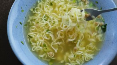 Çatalla yumurtalı erişte yemek, hızlı yemek konsepti.