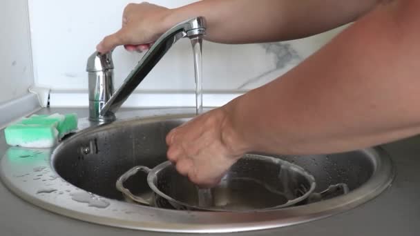 Wasbak in gootsteen met zeep en water door handen, huishouden en klusjes, schoon keukenconcept — Stockvideo