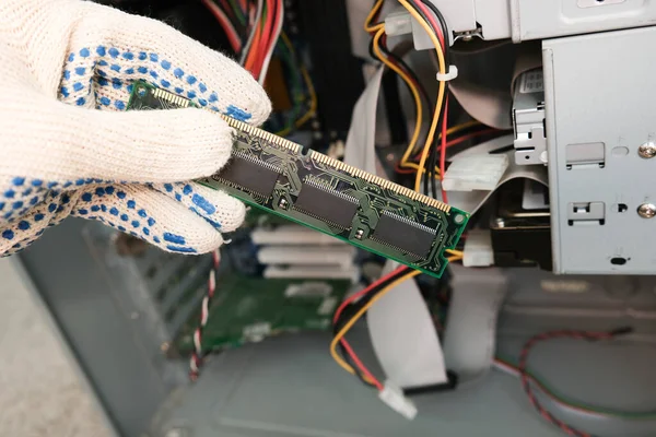 Una Mano Técnico Reparación Que Sostiene Memoria Ram Memoria Acceso — Foto de Stock