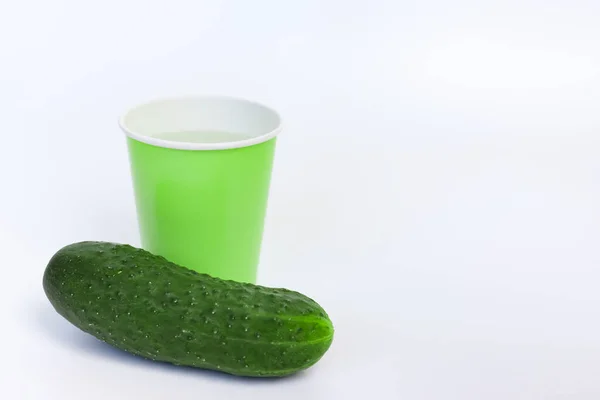 Yeşil Salatalık Beyaz Zemin Üzerinde Bir Bardak Içme Suyu Zayıflatma — Stok fotoğraf
