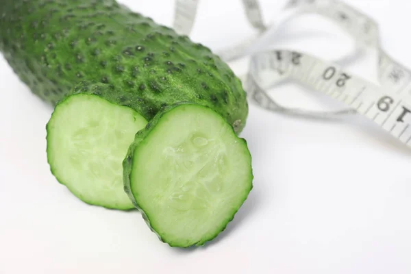 Pepino Fresco Rodajas Verdes Con Cinta Métrica Sobre Fondo Blanco — Foto de Stock