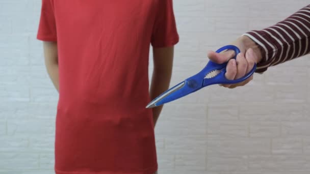 在男孩面前按剪刀的人，传统的割礼程序概念 — 图库视频影像