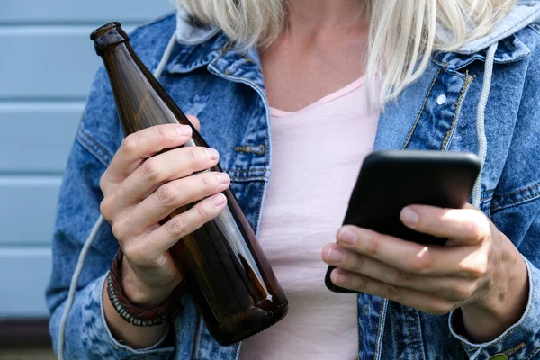 Mulher Relaxada Com Uma Garrafa Cerveja Álcool Mão Smartphone Problemas — Fotografia de Stock