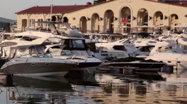 Soch, Rusya - 12 Haziran 2019: Liman istasyonu Sochi, Krasnodar Krai, Rusya, rıhtımdaki tekne ve yatlar, limandaki lüks yat
