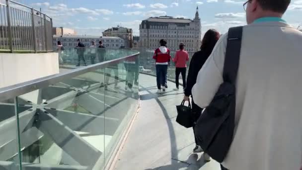 Moskou, Rusland - 25 augustus 2019: Buitenlandse toeristen wandelen over de brug en bezienswaardigheden in het centrum van de stad — Stockvideo