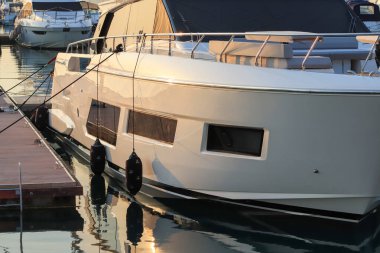 Sochi, Rusya - 12 Haziran 2019: Liman istasyonu Sochi, Krasnodar Krai, Rusya, rıhtımdaki tekne ve yatlar, limandaki lüks yat.