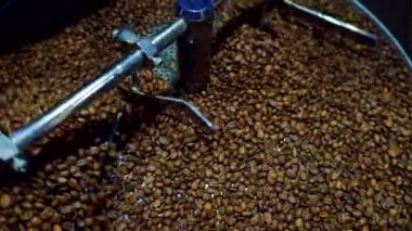 Kavrulduktan sonra kahve çekirdeklerini soğutuyorum. Kızartma makinesi, yakın çekim.