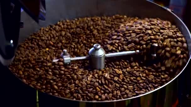Cooling coffee beans after roasting. Roasting machine, close-up — Stock Video