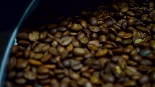 Enfriar los granos de café después de asar. Máquina tostadora, primer plano — Vídeos de Stock