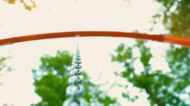 Sağlam çelik zincir salıncak için metal bir pense, alt görünümü bağlı