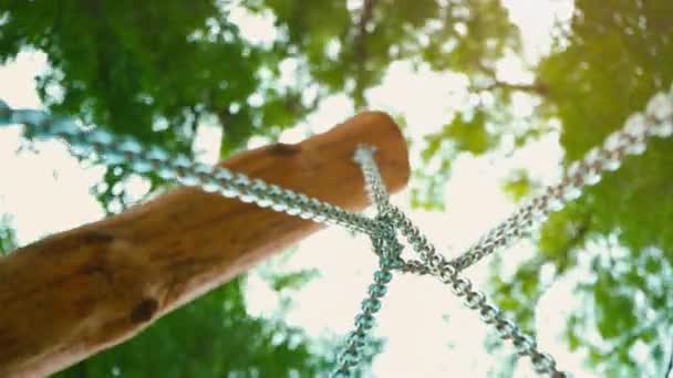 Stevige stalen kettingen voor de swing zijn gekoppeld aan houten ondersteunt, een Onderaanzicht — Stockvideo