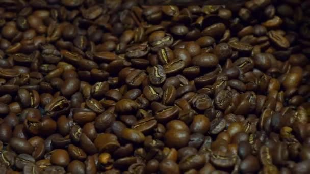 Koeling koffiebonen na het roosteren. Roosteren machine, close-up, slow-motion — Stockvideo