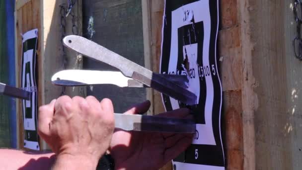 Las Manos Los Hombres Obtienen Cuchillo Del Objetivo Lanzar Cuchillos — Vídeo de stock