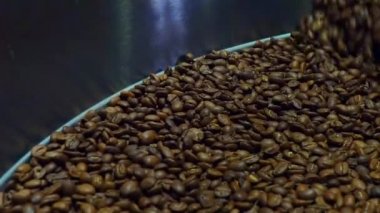 Kahvenin kavurma sonra soğutma. Makine, yakın çekim, ağır çekim kavurma