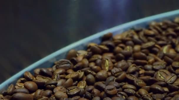 Refrigeração de grãos de café após a torrefação. Máquina de torrefação, close-up, câmera lenta — Vídeo de Stock