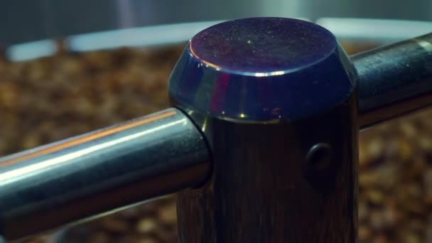 Chladicí kávová zrna po pražení. Pečení stroje, detail, pomalý pohyb — Stock video