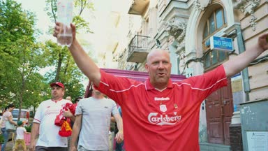 Kiev, Ukrayna, 26 Mayıs: Uefa Şampiyonlar Ligi Final Kupası 2018. FC Real Madrid ve Fc Liverpool. Kırmızı T-shirt fanlar ilahi ve şarkı