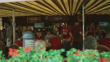 Kiev, Ukrayna, 26 Mayıs: Uefa Şampiyonlar Ligi Final kupa. FC Real Madrid ve Fc Liverpool. Liverpool taraftarları bir kafede şarkı