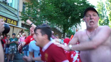 Kiev, Ukrayna, 26 Mayıs: Uefa Şampiyonlar Ligi Final Kupası 2018. FC Real Madrid ve Fc Liverpool. Çıplak bir gövde ile İngiliz takımının fan fan bölgesinde şarkı söylüyor.