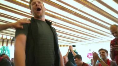 Kiev, Ukrayna, 26 Mayıs: Uefa Şampiyonlar Ligi Final kupa. FC Real Madrid ve Fc Liverpool. Liverpool taraftarları bir kafede şarkı