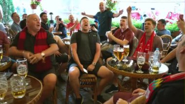 Kiev, Ukrayna, 26 Mayıs: Uefa Şampiyonlar Ligi Final kupa. FC Real Madrid ve Fc Liverpool. Liverpool taraftarları bir kafede şarkı