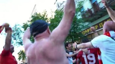 Kiev, Ukrayna, 26 Mayıs: Uefa Şampiyonlar Ligi Final Kupası 2018. FC Real Madrid ve Fc Liverpool. Çıplak bir gövde ile İngiliz takımının fan fan bölgesinde şarkı söylüyor.