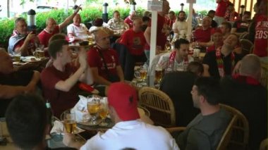 Kiev, Ukrayna, 26 Mayıs: Uefa Şampiyonlar Ligi Final kupa. FC Real Madrid ve Fc Liverpool. Liverpool taraftarları bir kafede şarkı