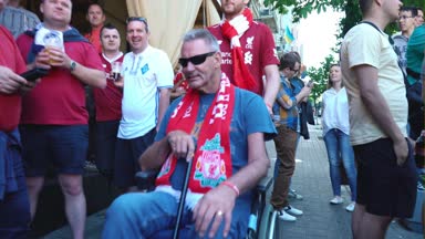Kiev, Ukrayna, 26 Mayıs: Uefa Şampiyonlar Ligi Final Kupası 2018. FC Real Madrid ve Fc Liverpool. Tekerlekli sandalyede bir fan caddeden aşağı Olimpiyat Stadı sürmek.