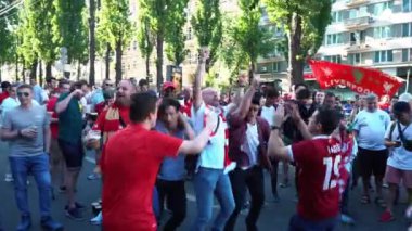 Kiev, Ukrayna, 26 Mayıs: Uefa Şampiyonlar Ligi Final Kupası 2018. FC Real Madrid ve Fc Liverpool. ilahi ve şarkı içinde Fanzone hayranları