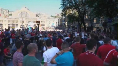 Kiev, Ukrayna, 26 Mayıs: Uefa Şampiyonlar Ligi Final Kupası 2018. FC Real Madrid ve Fc Liverpool. ilahi ve şarkı içinde Fanzone hayranları