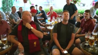 Kiev, Ukrayna, 26 Mayıs: Uefa Şampiyonlar Ligi Final kupa. FC Real Madrid ve Fc Liverpool. Liverpool taraftarları bir kafede şarkı