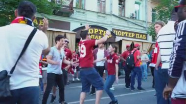 Kiev, Ukrayna, 26 Mayıs: Uefa Şampiyonlar Ligi Final Kupası 2018. FC Real Madrid ve Fc Liverpool. ilahi ve şarkı içinde Fanzone hayranları