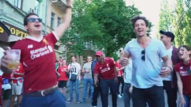 Kiev, Ukrayna, 26 Mayıs: Uefa Şampiyonlar Ligi Final Kupası 2018. FC Real Madrid ve Fc Liverpool. ilahi ve şarkı içinde Fanzone hayranları