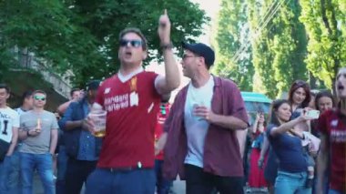 Kiev, Ukrayna, 26 Mayıs: Uefa Şampiyonlar Ligi Final Kupası 2018. FC Real Madrid ve Fc Liverpool. ilahi ve şarkı içinde Fanzone hayranları