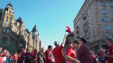Kiev, Ukrayna, 26 Mayıs: Uefa Şampiyonlar Ligi Final Kupası 2018. FC Real Madrid ve Fc Liverpool. ilahi ve şarkı içinde Fanzone hayranları