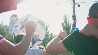 Kiev, Ukrayna, 26 Mayıs: Uefa Şampiyonlar Ligi Final Kupası 2018. FC Real Madrid ve Fc Liverpool. ilahi ve şarkı içinde Fanzone hayranları