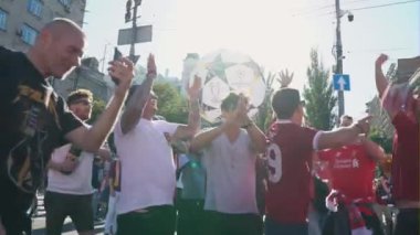 Kiev, Ukrayna, 26 Mayıs: Uefa Şampiyonlar Ligi Final Kupası 2018. FC Real Madrid ve Fc Liverpool. ilahi ve şarkı içinde Fanzone hayranları