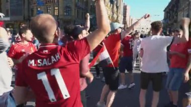 Kiev, Ukrayna, 26 Mayıs: Uefa Şampiyonlar Ligi Final Kupası 2018. FC Real Madrid ve Fc Liverpool. ilahi ve şarkı içinde Fanzone hayranları