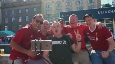 Kiev, Ukrayna, 26 Mayıs: Uefa Şampiyonlar Ligi Final Kupası 2018. FC Real Madrid ve Fc Liverpool. Takım hayranları bir fotoğraf Kiev fan zone yapmak.