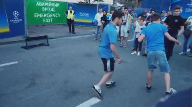 Kiev, Ukrayna, 26 Mayıs: Uefa Şampiyonlar Ligi Final Kupası 2018. FC Real Madrid ve Fc Liverpool. Fan zone fanlar. Çocuklar gösterir topu ile seyirci stunts
