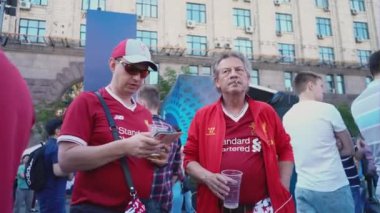 Kiev, Ukrayna, 26 Mayıs: Uefa Şampiyonlar Ligi Final Kupası 2018. FC Real Madrid ve Fc Liverpool. Kırmızı T-shirt fan bölgedeki fanlar