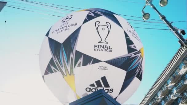 キエフ ウクライナが Uefa チャンピオンズ リーグ最終カップ記号です ファン ファン ゾーン 大規模なインフレータブルのサッカー ボール — ストック動画