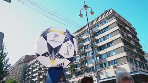 Kiev Ucrania Mayo Uefa Champions League Final Cup Symbols Abanicos — Vídeo de stock