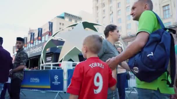 Kiev Oekraïne Mei 2018 Mensen Voetbal Fans Lopen Straat Fan — Stockvideo