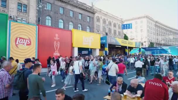 Kyjev Ukrajina Května 2018 Lidé Fotbaloví Fanoušci Chůzi Ulici Fan — Stock video