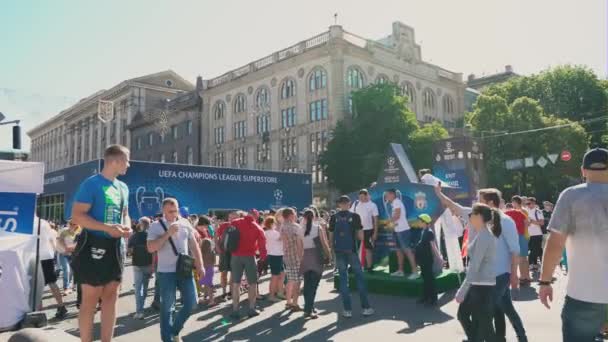 Kyiv Ucrania Mayo 2018 Gente Aficionados Fútbol Caminando Por Zona — Vídeo de stock