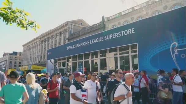 Kiev Ukraina Maj 2018 Personer Och Football Fans Gatan Fläkt — Stockvideo