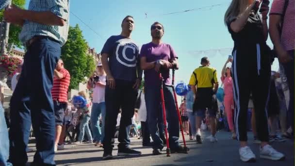 乌克兰基辅 2018年5月26日 人们和球迷走在街道的风扇区 欧洲冠军联赛决赛杯2018 皇马和利物浦俱乐部 — 图库视频影像